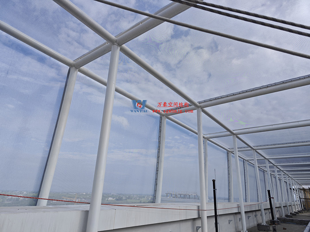 聚焦工程高質量建設，這個網格織物幕墻正在施工安裝中