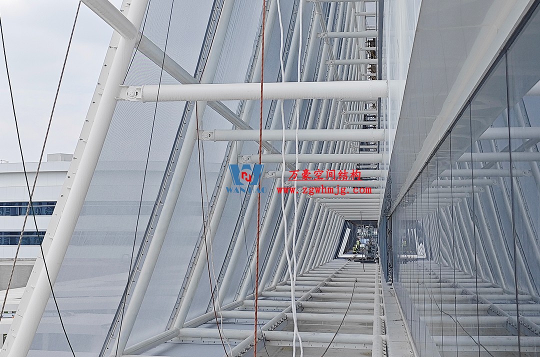 聚焦工程高質量建設，這個網格織物幕墻正在施工安裝中