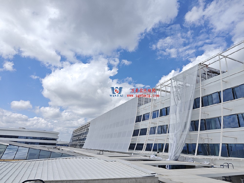 聚焦工程高質(zhì)量建設，這個網(wǎng)格織物幕墻正在施工安裝中
