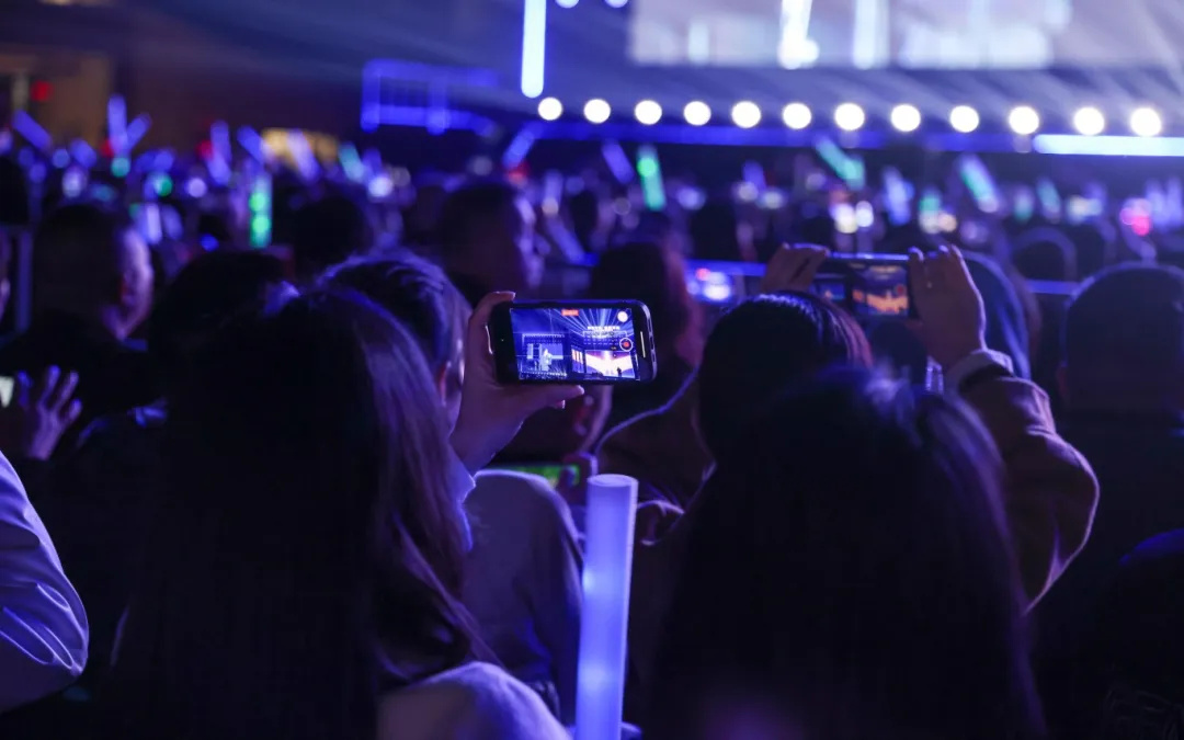 平陽體育中心群星演唱會！超萬人圍觀，現(xiàn)場火爆High唱！