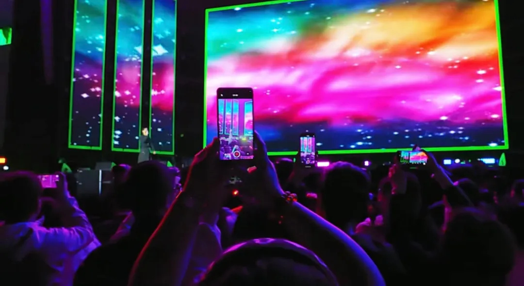 平陽體育中心群星演唱會！超萬人圍觀，現(xiàn)場火爆High唱！