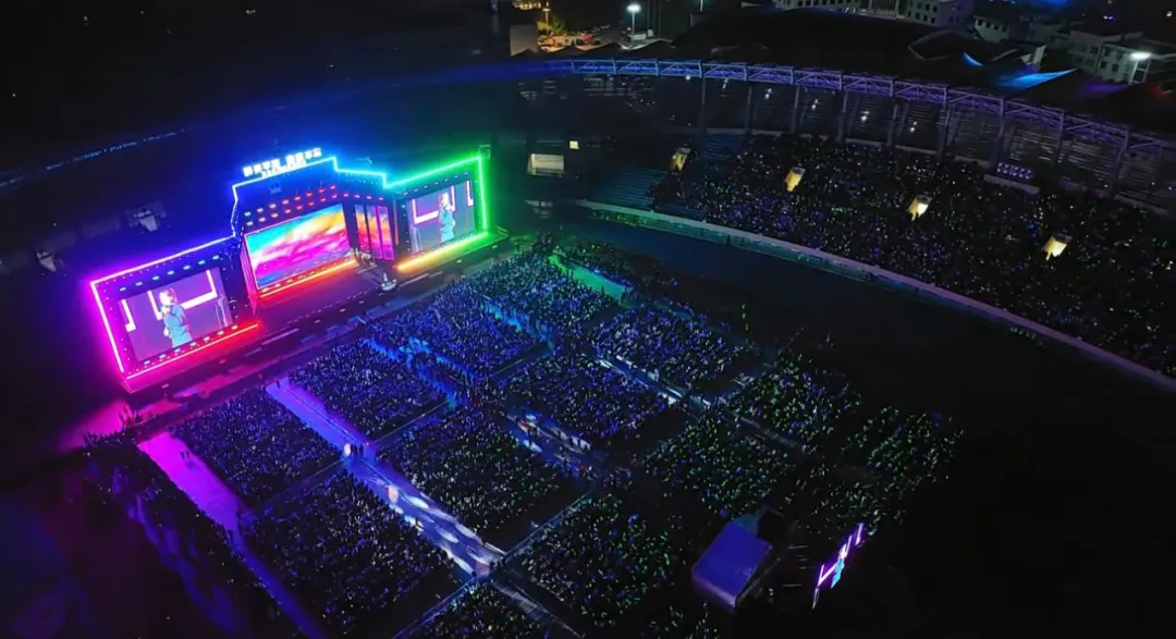 平陽體育中心群星演唱會！超萬人圍觀，現(xiàn)場火爆High唱！