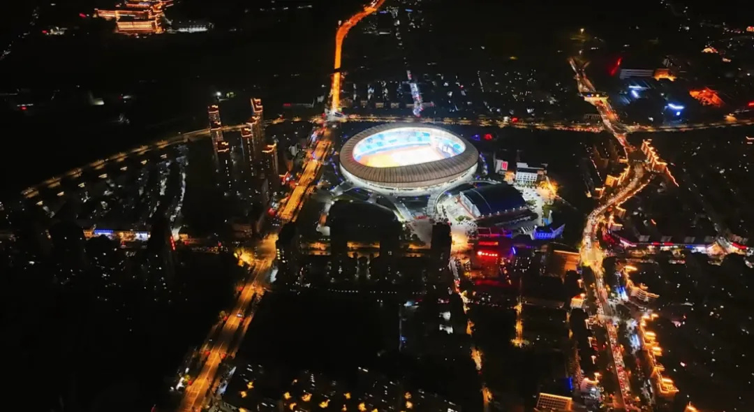 平陽體育中心群星演唱會！超萬人圍觀，現(xiàn)場火爆High唱！