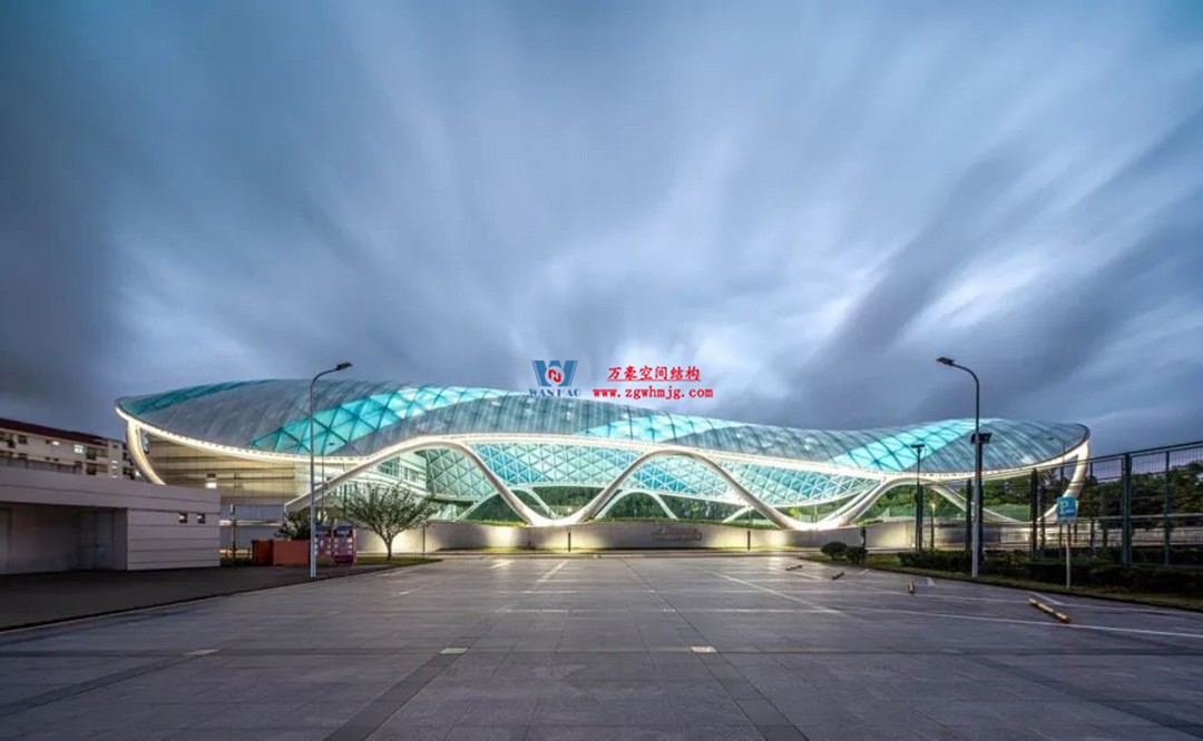 帆影碧波|風(fēng)雨操場上的ETFE膜結(jié)構(gòu)穹頂 帆影碧波|風(fēng)雨操場上的ETFE膜結(jié)構(gòu)穹頂