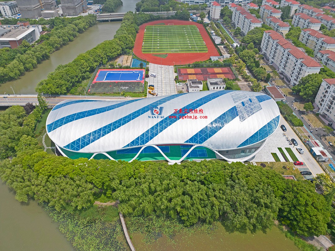 帆影碧波|風(fēng)雨操場上的ETFE膜結(jié)構(gòu)穹頂 帆影碧波|風(fēng)雨操場上的ETFE膜結(jié)構(gòu)穹頂