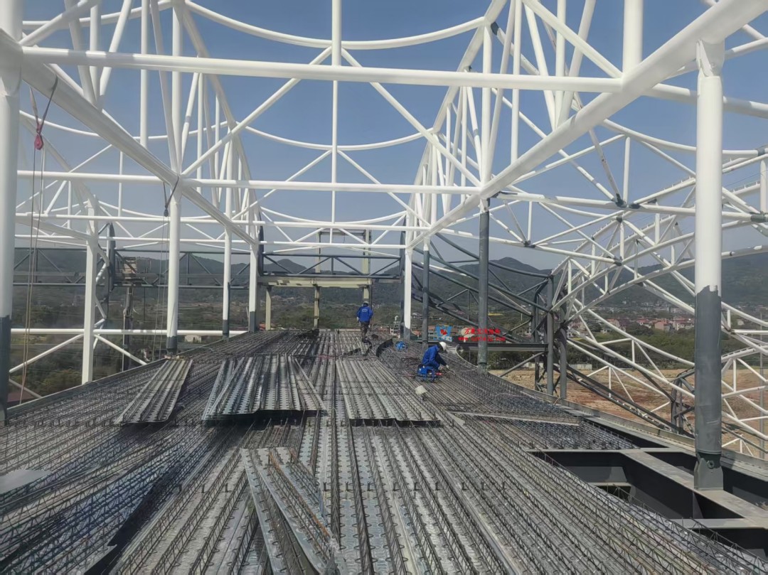 馭風(fēng)逐沙，織就賽道美學(xué)——比亞迪紹興嵊州賽車場(chǎng)干拔沙坡觀景平臺(tái)鋼膜結(jié)構(gòu)