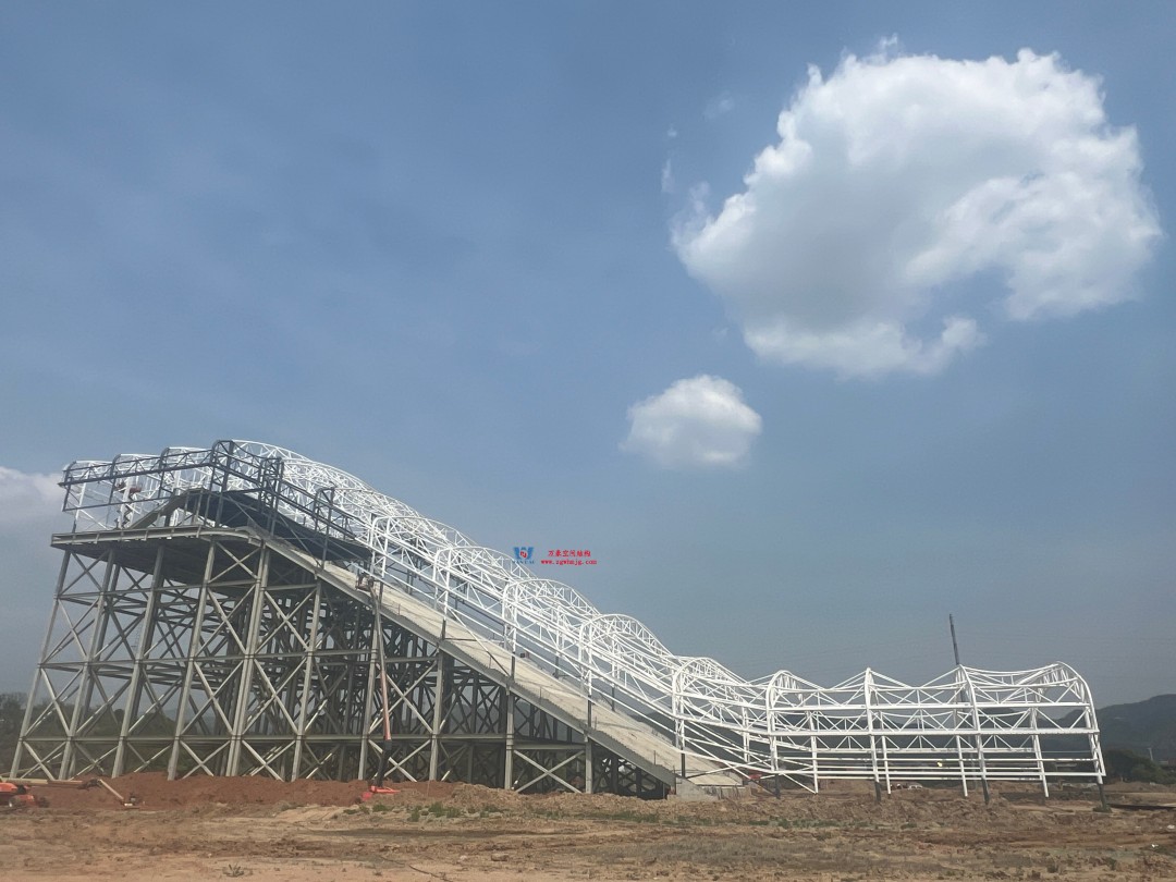 馭風(fēng)逐沙，織就賽道美學(xué)——比亞迪紹興嵊州賽車場(chǎng)干拔沙坡觀景平臺(tái)鋼膜結(jié)構(gòu)