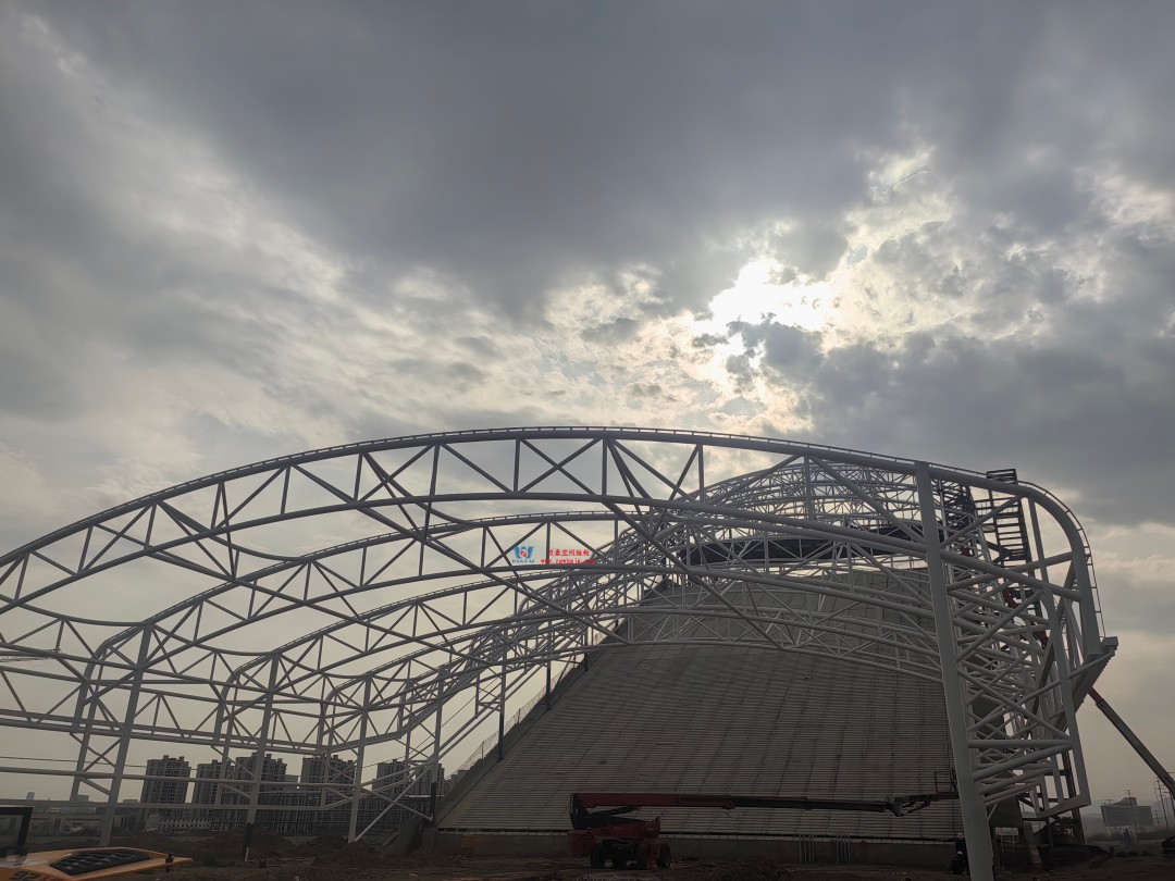 馭風(fēng)逐沙，織就賽道美學(xué)——比亞迪紹興嵊州賽車場(chǎng)干拔沙坡觀景平臺(tái)鋼膜結(jié)構(gòu)
