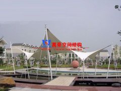 膜結(jié)構(gòu)遮陽(yáng)棚有哪些特點(diǎn)？哪些場(chǎng)所可以使用膜結(jié)構(gòu)遮陽(yáng)蓬？