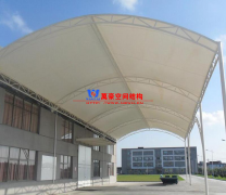 定做膜結構雨棚價格多少?樓頂做個膜結構雨棚子多少錢？