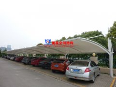 為什么膜結構車棚會成為汽車車棚定制的優選？膜結構車棚有哪些特點優勢？