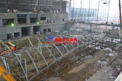 國內單體反吊膜結構火熱拼裝、吊裝中