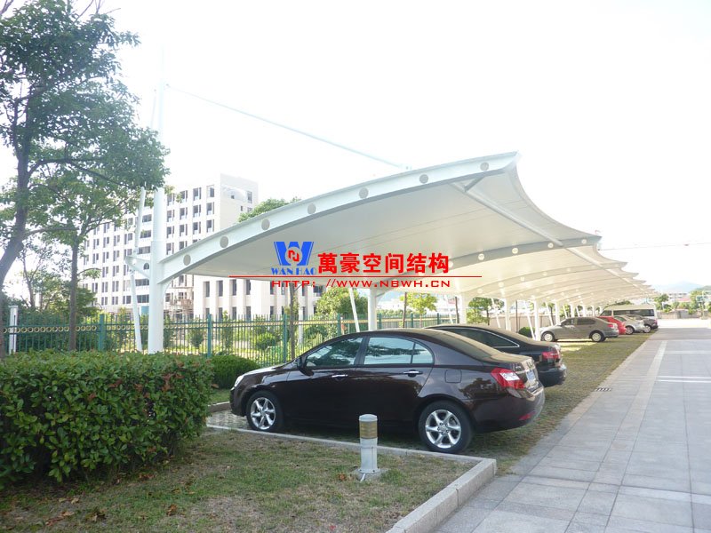 膜結構停車棚