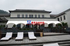 伸縮遮雨棚和膜結構雨棚那個好？伸縮遮雨棚和膜結構雨棚優缺點對比